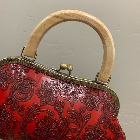 Vintage Style Handmade Genuine Leather Floral Embossed Wood Handle Kiss-lock Bag - Picture 11 of 14